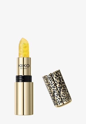 Rouge à lèvres jaune pailleté avec un tube doré et un texte noir « KIKO MILANO », à côté d'un bouchon imprimé léopard doré et noir.