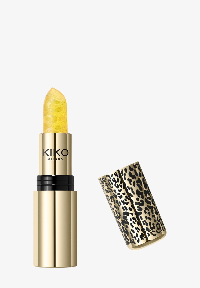Rossetto glitter giallo con tubo dorato e scritta nera "KIKO MILANO", accanto a un tappo con stampa leopardata dorata e nera.