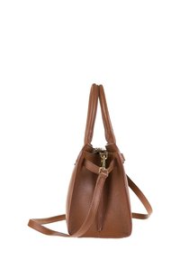 Borsa a tracolla in pelle marrone con texture, due manici superiori, tracolla rimovibile e chiusura con zip dorata, mostrata di lato su sfondo bianco.