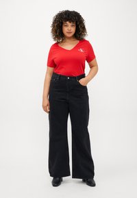Calvin Klein Jeans CLASSIC SLIM V NECK TEE - Basic póló - candy apple
