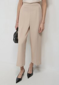Unselected, beige medio