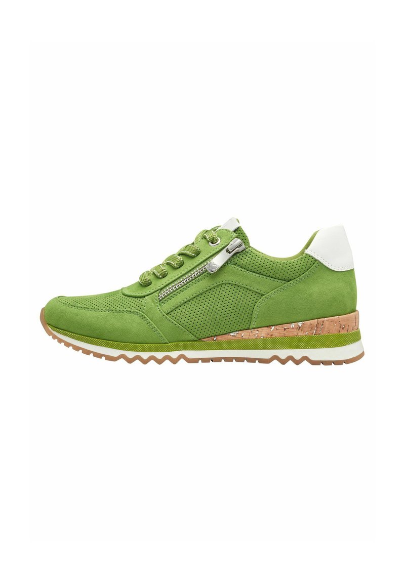 Baskets en daim vert avec un design perforé, accents blancs au niveau du talon, fermeture éclair sur le côté et semelle intermédiaire en liège. Semelle en caoutchouc texturé avec un motif en zigzag.