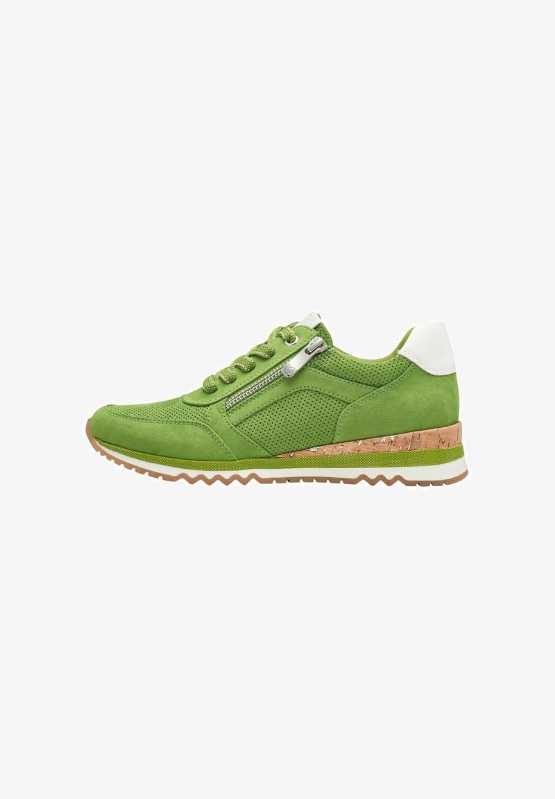 Sneaker verde in suede con design perforato, dettagli bianchi sul tallone, zip laterale e soletta in sughero. Suola in gomma testurizzata con motivo a zigzag.