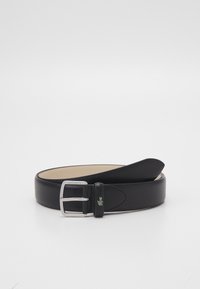Zwarte leren riem met een zilveren gesp, met een groen logo accent. Glad textuur en klassiek ontwerp met een ronde punt.