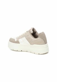 Zapatillas de ante beige y cuero blanco con suela gruesa texturizada, punta redondeada y sutiles perforaciones para transpirabilidad.