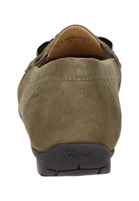 Chaussure en daim vert olive avec une texture douce, semelle en caoutchouc noir plate et un design simple. Détail du logo sur le talon. Vue arrière présentée.