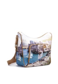 Borsa a spalla stampata colorata con un'immagine panoramica costiera, dettagli in finta pelle, chiusura con zip e tracolla regolabile.