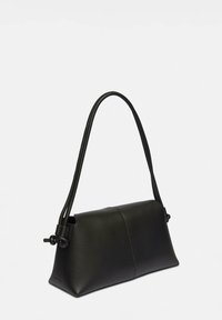 Czarny skórzany torebka w strukturalnym, trapezoidalnym kształcie. Posiada dwie smukłe rączki oraz prosty, minimalistyczny design bez widocznych elementów metalowych.