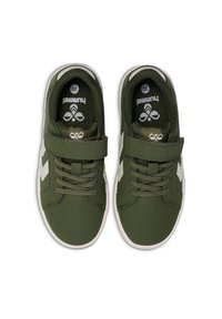 Gröna syntetiska sneakers med en vit sidostreck, snören och en kardborreband. Texturerad tygfoder och vadderad innersula för komfort.