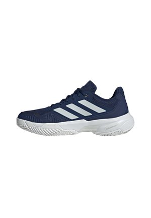 Marineblauer Sportschuh mit weißer Sohle, drei weißen Streifen an der Seite, strukturiertem Profil und Schnürsenkeln aus einem oberen Netzstoff.