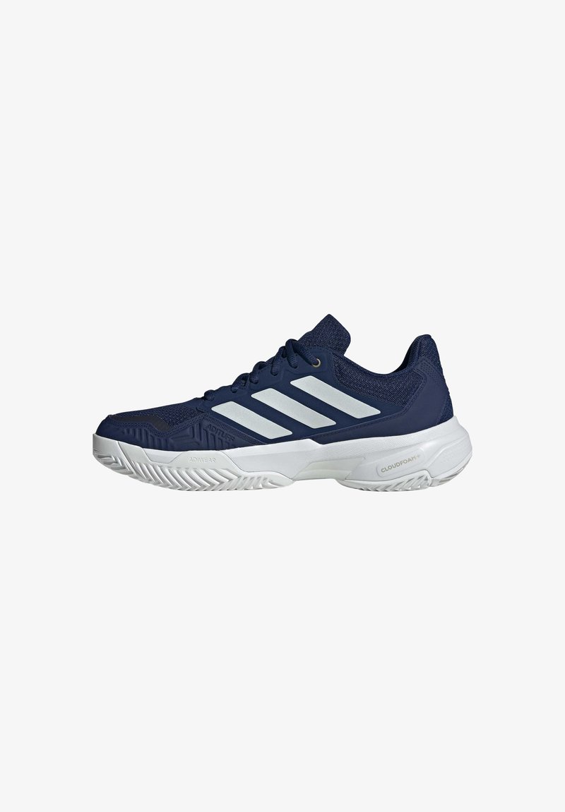 Chaussure de sport bleu marine avec semelle blanche, trois bandes blanches sur le côté, semelle texturée et lacets sur le tissu en maille supérieur.