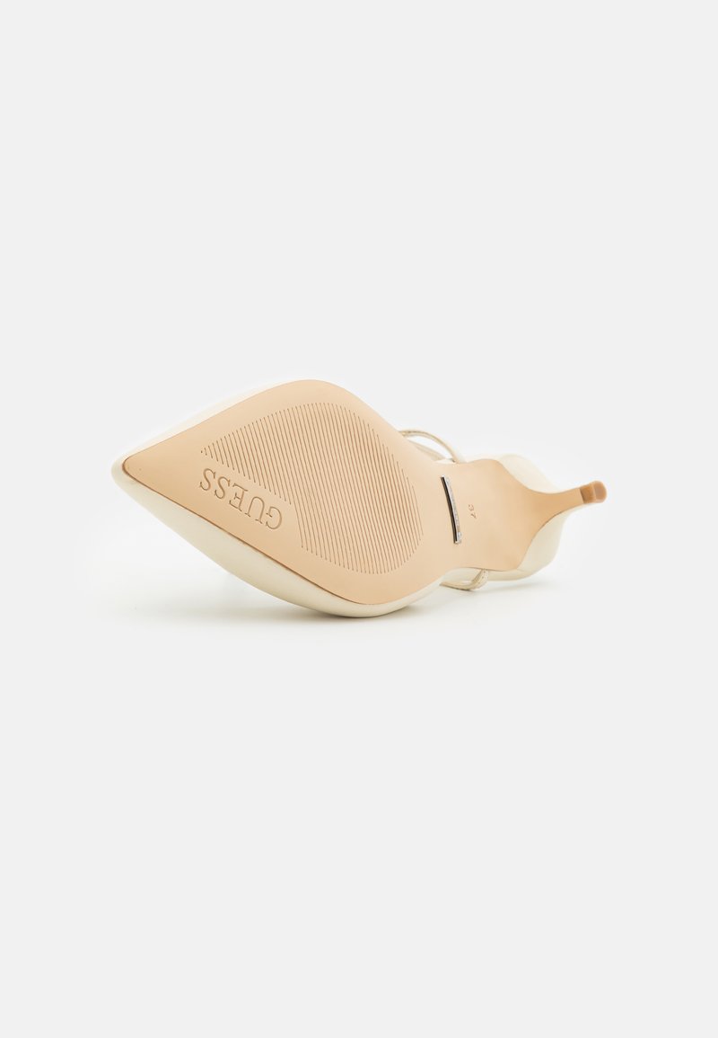 Bombas GUESS Jesson Para Mujer - Tacón Gatito 3.7 Cm, Puntera Puntiaguda, Logotipo Triangular