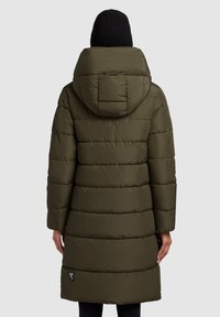 Olivengrøn puffertjakke med hætte, med quiltet tekstur og detalje med sideskilt. Lang, lige snit med en afslappet pasform.