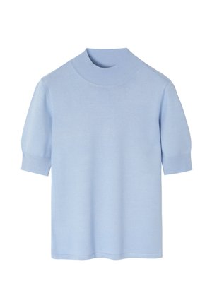 Himmelblaues, kurzärmliges Strickoberteil mit hohem, rundem Kragen und gerippten Bündchen. Der Stoff wirkt weich und glatt, ohne sichtbare Muster.