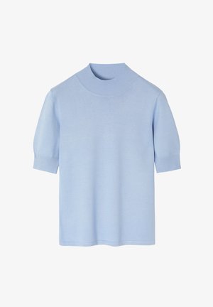 Šviesiai mėlyna, trumpa rankovė triko viršutinė dalis su aukštu, apvaliu apykakliu ir banguotomis rankogaliais. Audinys atrodo minkštas ir lygus, be matomų raštų.