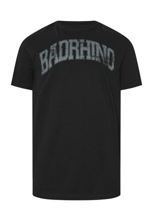 Czarna koszulka z krótkim rękawem z przetartym szarym napisem wielkimi literami "BAD RHINO" łukowato nad klatką piersiową.