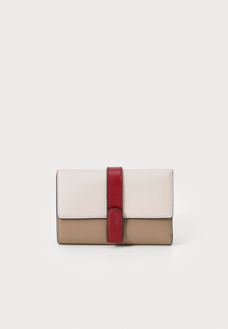 Läderplånbok med en vit strukturerad ovansida, röd stängning och en beige botten. Kompakt rektangulär form med sydda kanter.