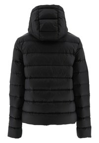 Giacca a vento nera con design fitted, motivo a righe orizzontali e cappuccio. Presenta una texture liscia e lucida e maniche lunghe.