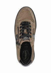 Adidași din suede maro cu șireturi negre, închidere cu fermoar și accente cu imprimeu leopard. Au o lățime mare și un branț căptușit pentru confort.