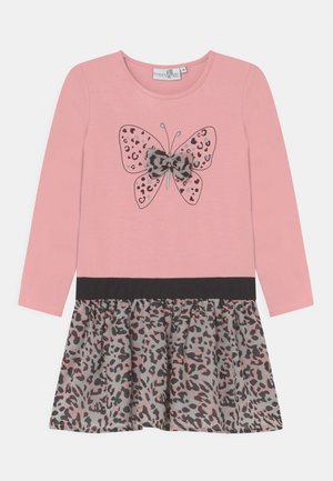 Růžové šaty s dlouhým rukávem, zdobené grafikou motýla a sukní s leopardím potiskem. Mají černý pas a měkkou, strukturovanou tkaninu.