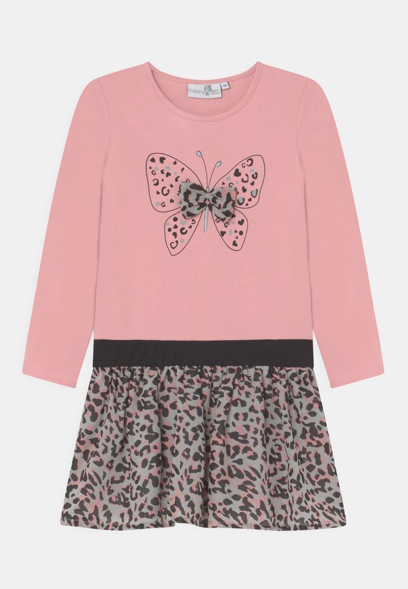 Růžové šaty s dlouhým rukávem, zdobené grafikou motýla a sukní s leopardím potiskem. Mají černý pas a měkkou, strukturovanou tkaninu.