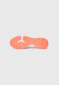 Sohlen von Schuhen mit einem strukturierten Muster aus orangefarbenem Gummi; der obere Teil ist weiß mit blauen Akzenten. Besitzt eine einzigartige, ergonomische Form.