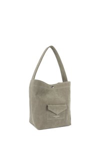 Borsa tote in camoscio verde tenue, con parte superiore curva, tasca frontale con patta e tracolla singola. Texture liscia, design minimale.