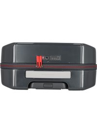 Maleta rígida de color gris oscuro con un acabado texturizado. Presenta cremalleras rojas, una cerradura de combinación y una placa de acento plateada con la marca.