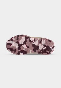 Semelle de chaussure avec motif camouflage multicolore rose, bordeaux et beige et bande de roulement texturée sur fond blanc.