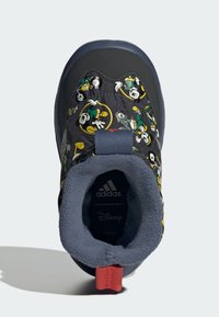 Musta lenkkari, jossa on teksturoitu päällinen värikkäillä Disney-hahmojen kuvioilla, pehmeä fleecevuori ja punainen kenkävetotappi.