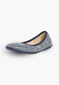 Ballet flat texturizzato blu e argento con punta arrotondata, interno morbido e suola flessibile. Presenta un bordo blu navy lungo il margine superiore.