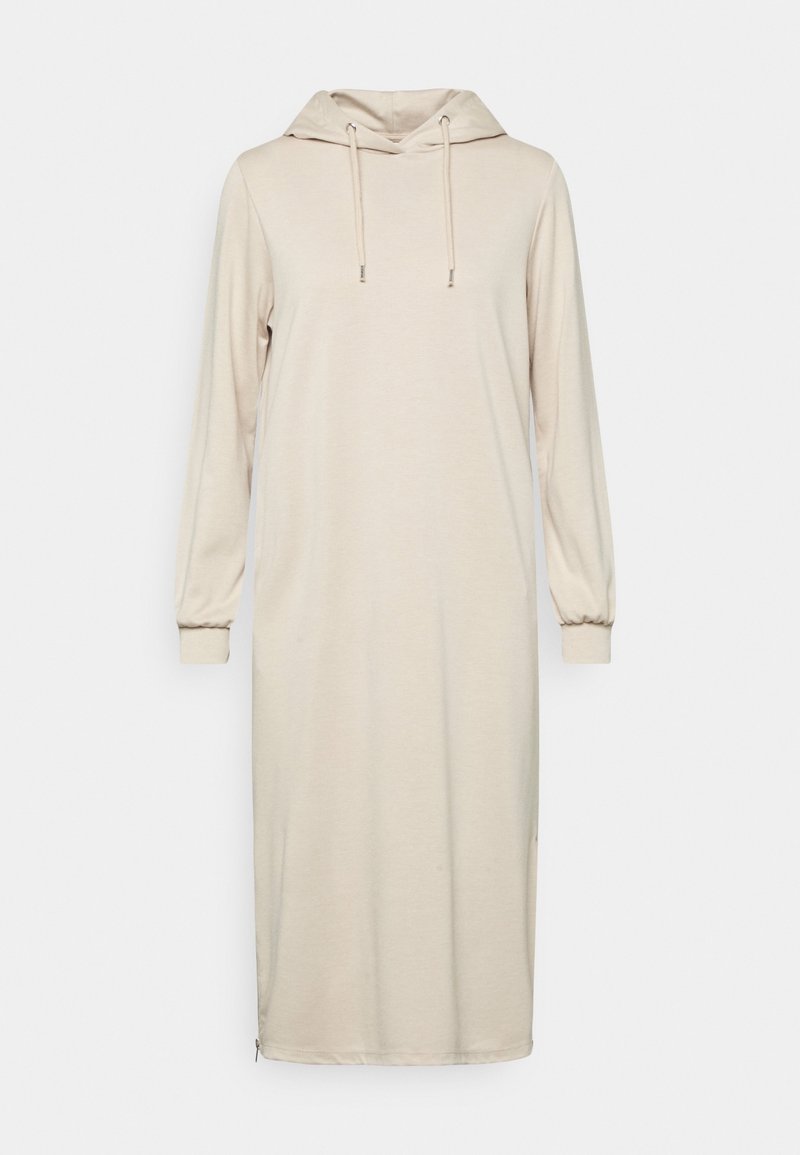 Beżowa sukienka z kapturem wykonana z miękkiego materiału, z długimi rękawami, sznurkiem do regulacji i prostym krojem z bocznym zamkiem.