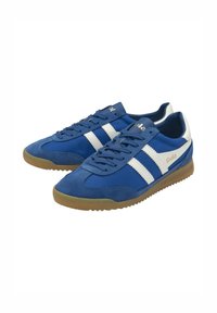 Sneaker atletiche blu realizzate in suede e tessuto, con strisce bianche e suola in gomma. Logo del marchio in oro.