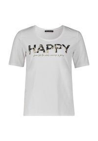 Wit T-shirt met korte mouwen, voorzien van een ronde hals en het woord "HAPPY" in vetgedrukte, gemönsterde letters, met daaronder een handgeschreven citaat.
