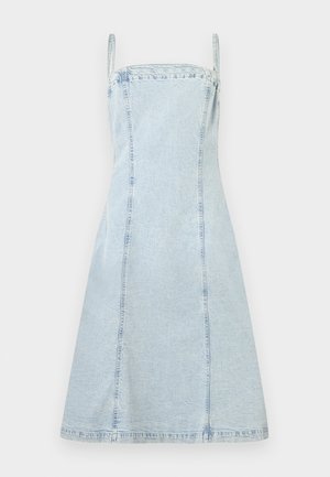 Svetlo modra denim obleka v A-liniji s tankimi naramnicami in navpičnimi šivi, prikazana na nevtralni podlagi.