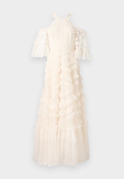 Witte jurk met gerimpeld materiaal, off-the-shoulder mouwen en een vloeiende rok. Geweven ontwerp met gelaagde ruffle-elementen en doorschijnende details.