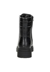 Zwarte enkelboot van krokodilpatentleer, met een ritssluiting, een stevige zool en een afgeronde teen.