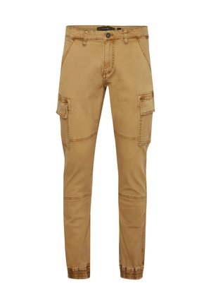 Cargo pants in tan, met meerdere zijzakken, elastische boorden en een textuur die lijkt op denim, met contrasterende stikseldetails.