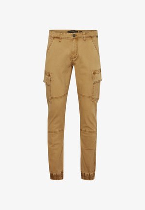 Barna cargo nadrág, több oldalsó zsebbel, elasztikus szegéllyel és texturált, farmerhez hasonló anyaggal, kontrasztos varrási részletekkel.