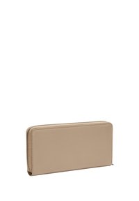 Cartera de cuero beige con una textura suave, forma rectangular y cierre de cremallera. Presenta un diseño minimalista sin acentos o patrones visibles.