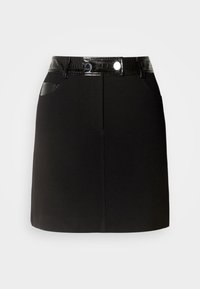 Mini-jupe noire avec ceinture texturée en similicuir et finition de poche, fermeture à boutons sur le devant, et tissu lisse.