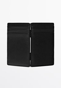 Zwarte leren kaarthouder met een gladde textuur, voorzien van meerdere kaartsleuven aan beide zijden en een gevouwen ontwerp in het midden.