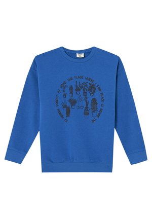 Blå sweatshirt med sort illustration af en person, der mediterer omgivet af potteplanter og teksten om at finde fred i dyreskoven.