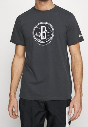 T-shirt en coton gris avec un grand logo de basket-ball blanc comportant un "B" au centre, à manches courtes et col rond.