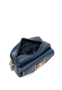 Granatowa skórzana torebka o teksturowanej powierzchni, złote okucia, zapięcie na zamek oraz wewnętrzna kieszeń. Kompaktowy design, otwierana od góry.