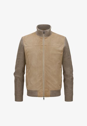 Beige Lederjacke mit gerippten grauen Strickärmel und hohem Kragen. Verfügt über einen Frontreißverschluss und zwei seitliche Taschen. Insgesamt glatte Textur.