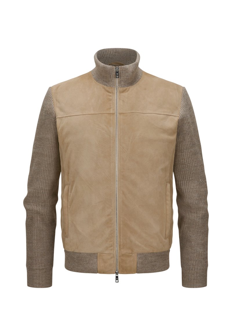 Beige Lederjacke mit gerippten grauen Strickärmel und hohem Kragen. Verfügt über einen Frontreißverschluss und zwei seitliche Taschen. Insgesamt glatte Textur.