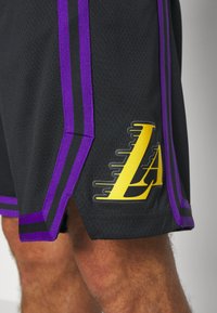 Nike Performance NBA LOS ANGELES LAKERS CITY EDITION SHORT - Športové šortky - black/amarillo