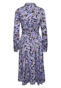 Blumendruckkleid in Lila, mit langen Ärmeln, einem Kragen und einem Gürtel. Das Material wirkt glatt mit einem fließenden Design und abwechslungsreichen Blattmustern.