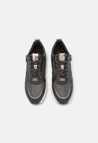 Sneakers neri e grigi con tessuto testurizzato, dettagli metallici e una cerniera laterale. Presentano un design con lacci e un collare imbottito. Taglia 37.